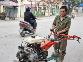 Lão nông 'gàn' sáng chế hàng loạt máy nông nghiệp từ xe máy hỏng