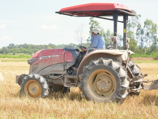 Máy kéo là một trong những loại máy móc quan trọng trong ngành nông nghiệp và xây dựng.